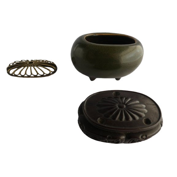 Chinese Mid 18th Century Song Dynasty Chinese Censer With Silk Purse and Wooden Presentation Box For Sale - Image 3 of 5
