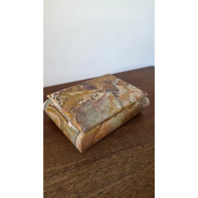 Dimensions: 5 x 7 x 2 in (≈ 12.7 x 17.8 x 5 cm) Weight: 1720 g (≈ 3.79 lbs) A beautiful vintage onyx stone box, crafted...