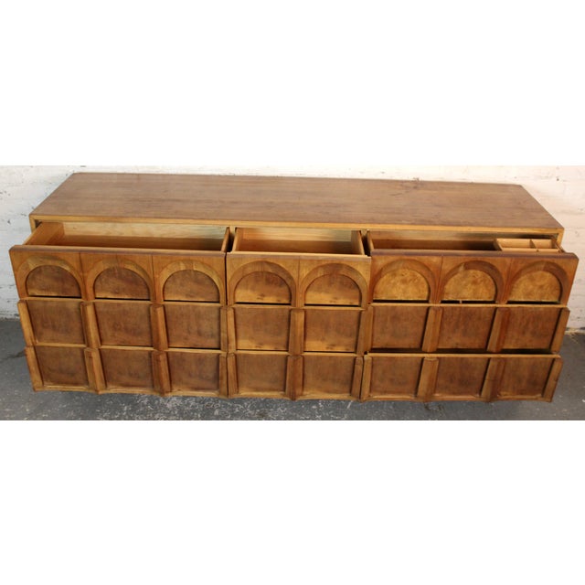 Mid 20th Century Thomasville Mid-Century 'Arched' 9-Drawer Lowboy Dresser in Burl & Walnut For Sale In New York - Image 6 of 18