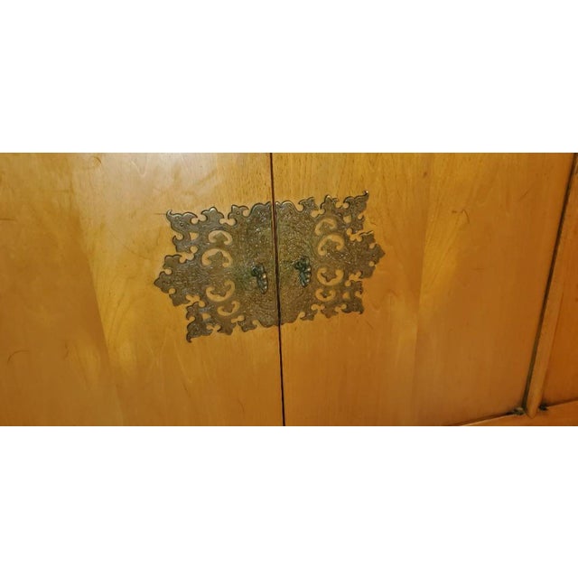 1960s Vintage Mid-Century Maple Buffet Credenza With Ornate Brass Key Knobs For Sale - Image 9 of 13