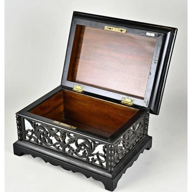19th century French lidded box with boulle-style inlay on lid (sawwork + mirrors). Dimensions: 7 x 31 x 23 cm. In good...