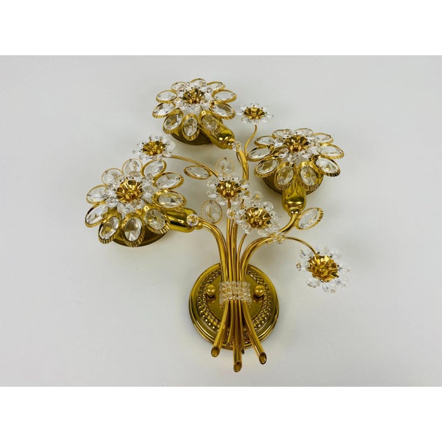 Amazing wall lamp made in the 1960s. Chrystal glasses with golden brass body. The light requires e14 light bulbs. Very...