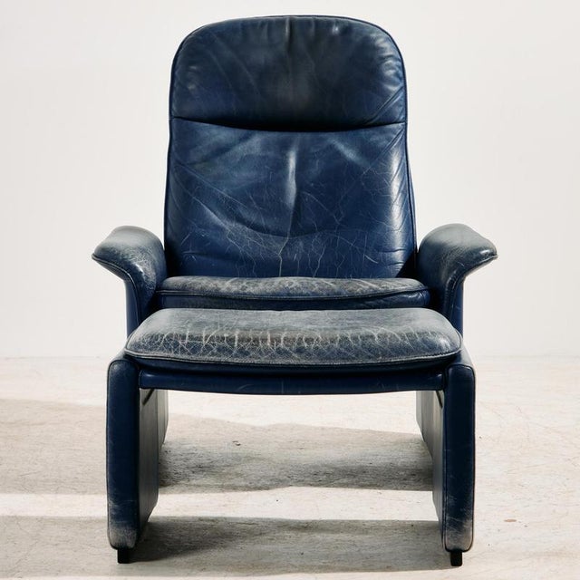 ‘Ds 50’ leather armchair and ottoman with curved shapes from the 1980s produced by De Sede. Thanks to its design and...