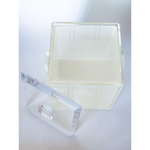 1970s Modern Heavy Lucite Ice Bucket With Liner and Emerald Cut Handles For Sale - Image 11 of 17