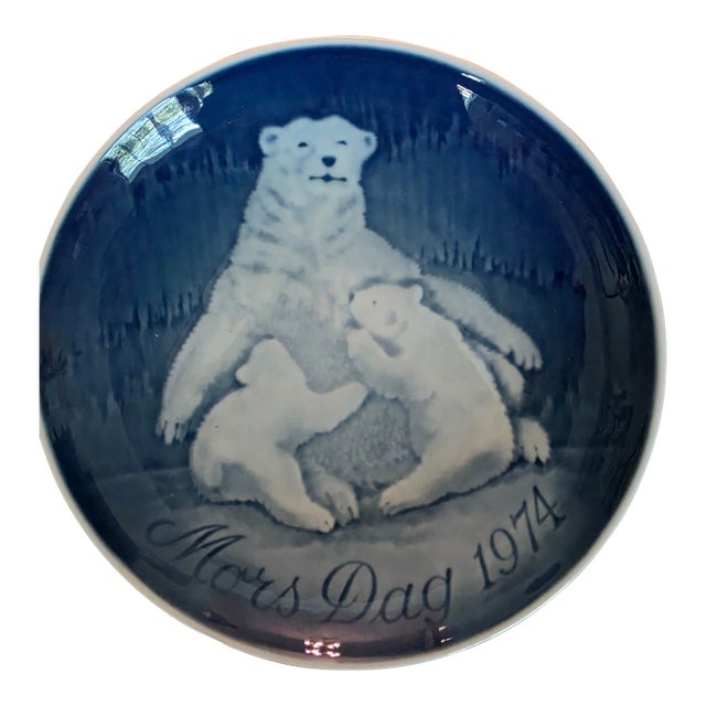 1974 Vintage Bing and Grondahl Porcelain Mother's Day Polar Bear With Cubs Plate For Sale