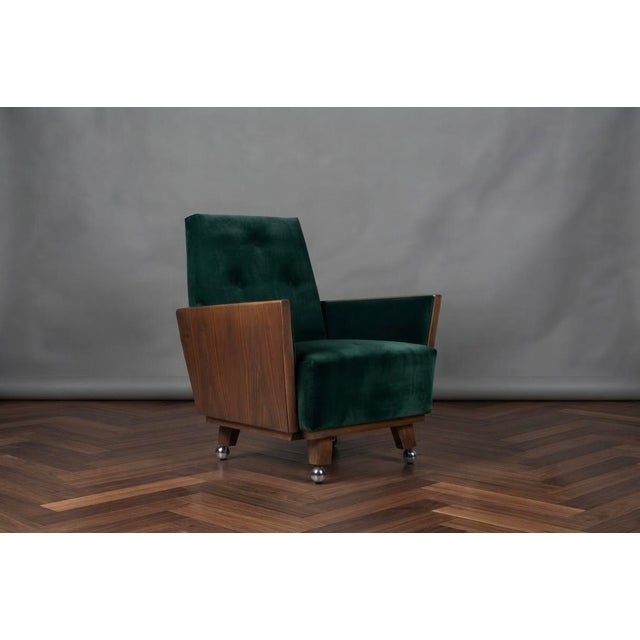 Hungarian Art Deco Lounge Chairs in Green Velvet with Wooden Side Panels and Casters, 1930s, Set of 2 For Sale - Image 4 of 5