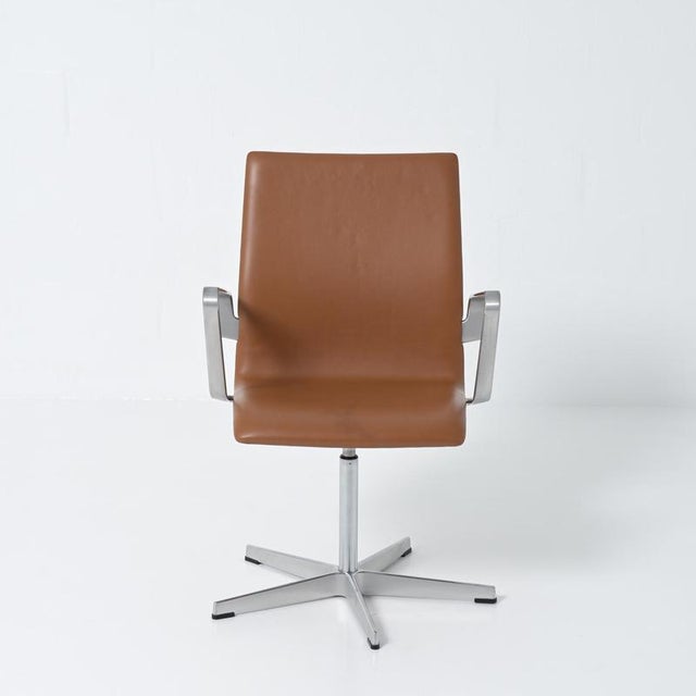 The Oxford chair was created in 1965 for the professors at St Catherine’s College at the University of Oxford by Arne...