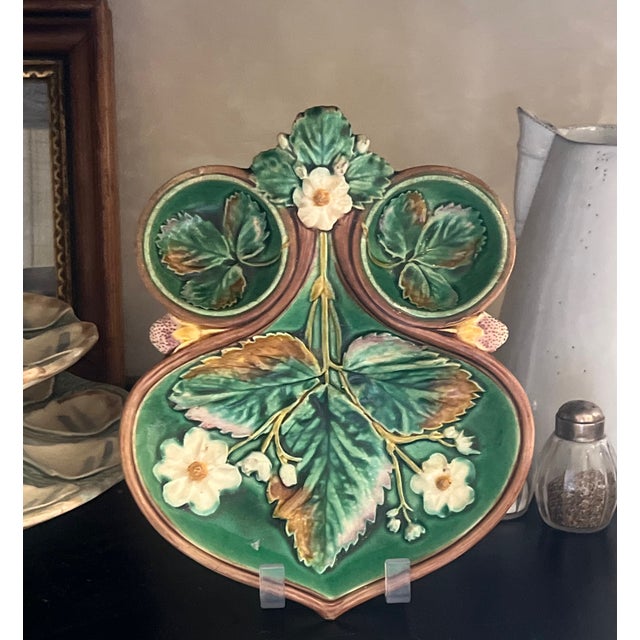 Mid-19th Century Wedgwood Strawberry Server, Hand-Painted Ceramic For Sale In San Francisco - Image 6 of 15