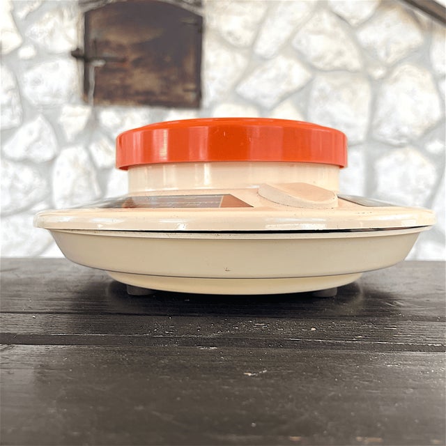 Space Age Orange Flying Saucer Mechanical Kitchen Scale with Calorie Counter from Vipo, 1970s For Sale - Image 4 of 10