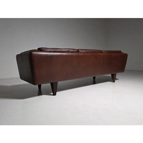 1960s V11 Sofa in Brown Leather by Illum Wikkelsø, Denmark, 1960s For Sale - Image 5 of 10