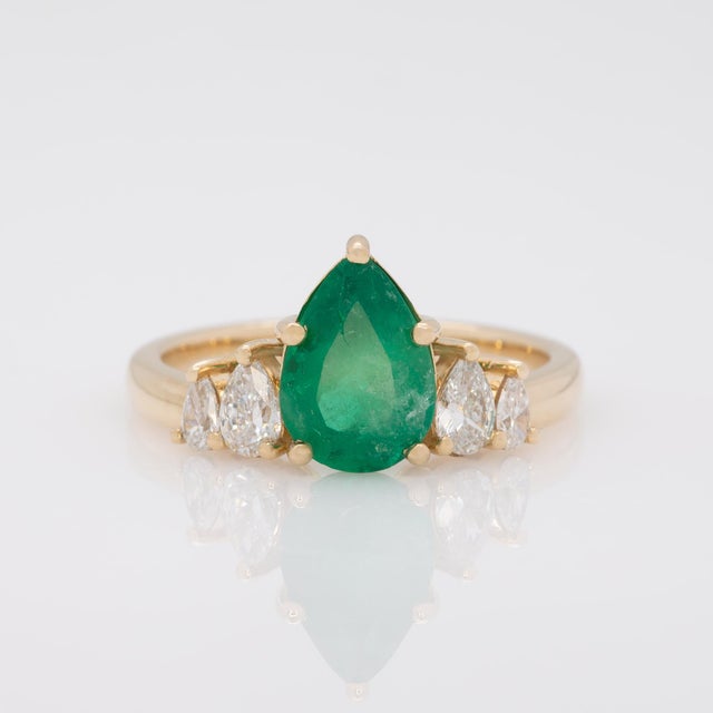2020s Gia Certified Colombian Emerald & Natural Diamond Ring: Solid 14k Gold, Pear Cut, Size 6.75 For Sale - Image 5 of 9