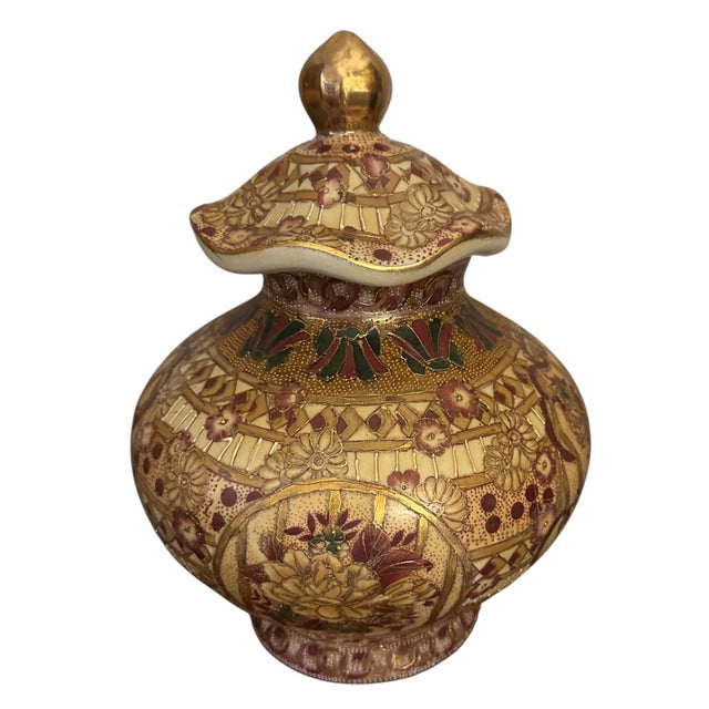Vintage Satsuma Style Porcelain Lidded Temple Jars With Moriage and Gilt Detailing - A Pair For Sale - Image 11 of 12