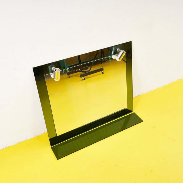 Discover the elegance of our contemporary design mirror, a unique piece that combines functionality and style. Featuring a...