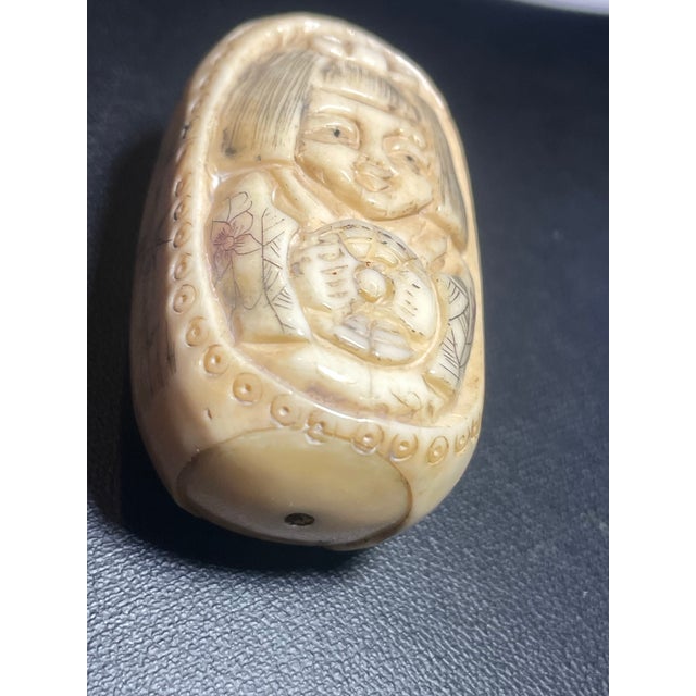Japanese Antique Carved Ojime Bead Depicting a Smiling Figure Holding a Coin. 19th Century Japanese Edo Style. For Sale - Image 3 of 7