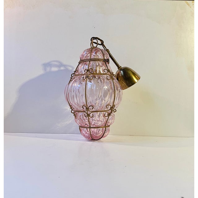 A vibrant, playful and intense pink raspberry in the shape of this pendant light in cage hand-blown murano glass. It was...
