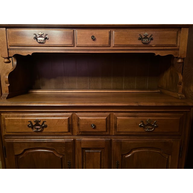 1970s Vintage 1972 Heywood-Wakefield “Old Colony” Solid Rock Maple Buffet / Hutch For Sale - Image 5 of 10