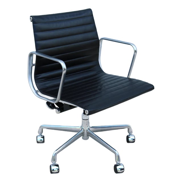 Mid-Century Herman Miller Eames Aluminum Group Black Leather Management Chair For Sale