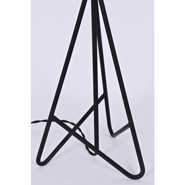 1950s Tall Clasped Black Iron Wire Tripod Table Lamp For Sale - Image 6 of 9