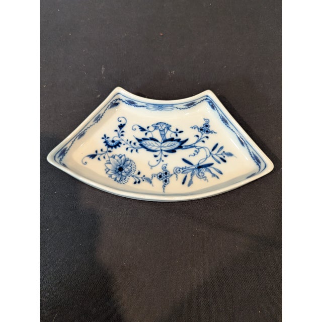 French Country Antique Meissen Blue Onion 5-Piece Crescent Hors D’Oeuvre Set – Crossed Swords Mark For Sale - Image 3 of 10