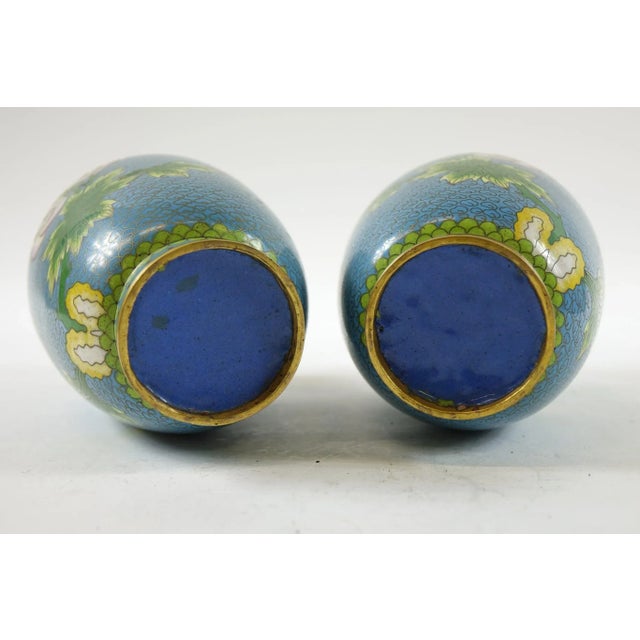 A Pair of Antique Chinese Cloisonne Vases - For Sale - Image 11 of 12