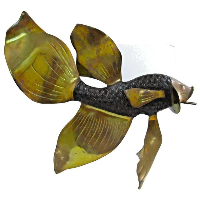 Brass 1950s Vintage Large Bronze and Brass Siamese Beta Fighting Fish Sculpture 26" Long For Sale - Image 8 of 12