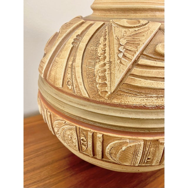 1980s Large Ceramic Table Lamp With Geometric Engraved Details | by Casual Lamps of California For Sale - Image 5 of 12