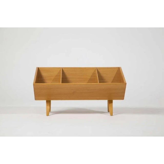 This small bookshelf designed by Bruno Mathsson for the producer Karl Mathsson is made of ash with laminated wooden legs....