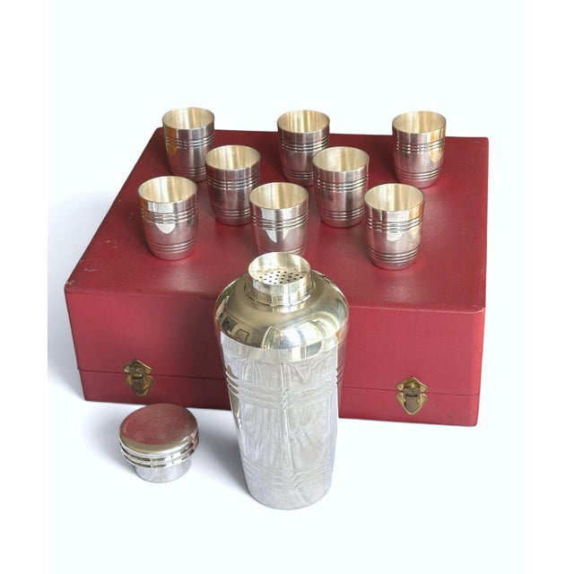 Rare: Set comprising a large cocktail shaker and eight matching silver-plated tumblers/glasses Ondulation pattern, Art...
