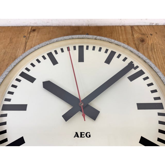 Industrial German Grey Electric Station Wall Clock from Aeg, 1960s For Sale - Image 11 of 16