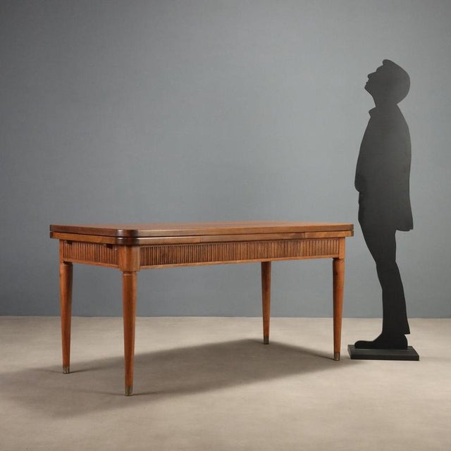 1960s table characterized by a classic line, enhanced by extendable leaves that make it particularly versatile. The...