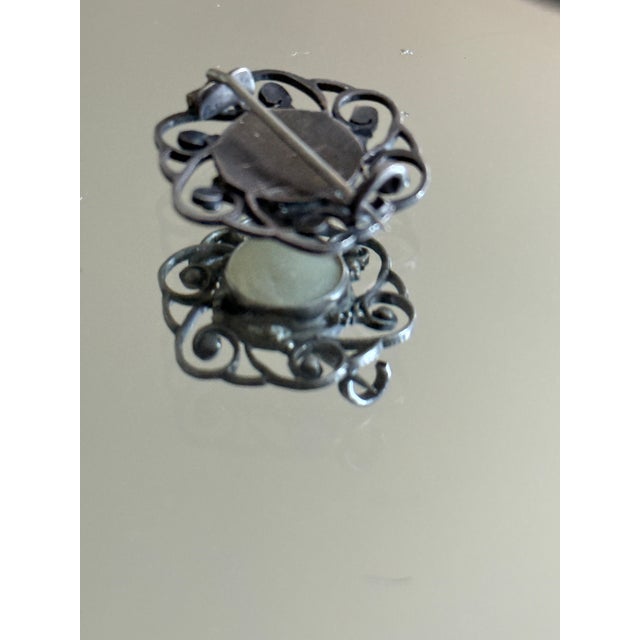 Victorian 1910s Late Victorian/Edwardian Filigree Mother of Pearl Brooch For Sale - Image 3 of 11