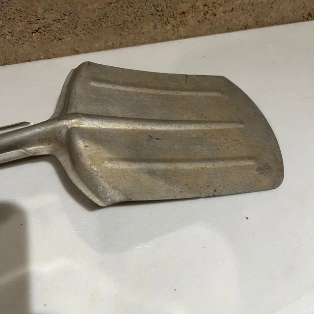 Mid-Century Modern 1950s Handy Shovel Ash Coal Fireplace Scoop Vintage Tool in Aluminum For Sale - Image 3 of 12