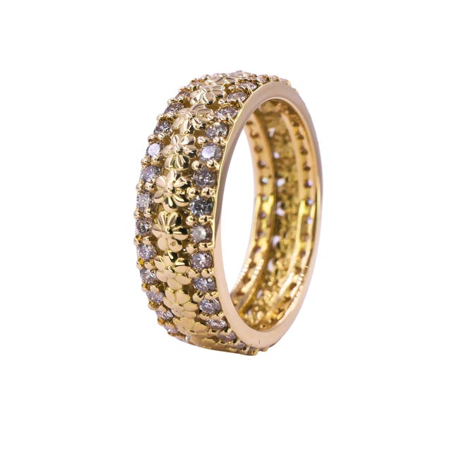 Contemporary Diamond Flower Nature Floral Flora Prong Set Eternity Wedding Band 18 Karat, Size 5.5 For Sale - Image 3 of 10