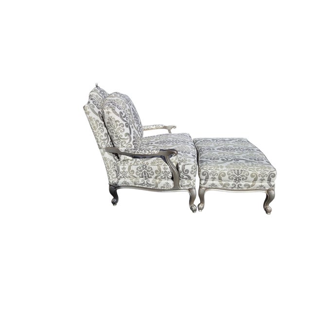 French 1990s Oversized Ethan Allen Versailles Bergere Lounge Chair & Ottoman Set Damask For Sale - Image 3 of 18