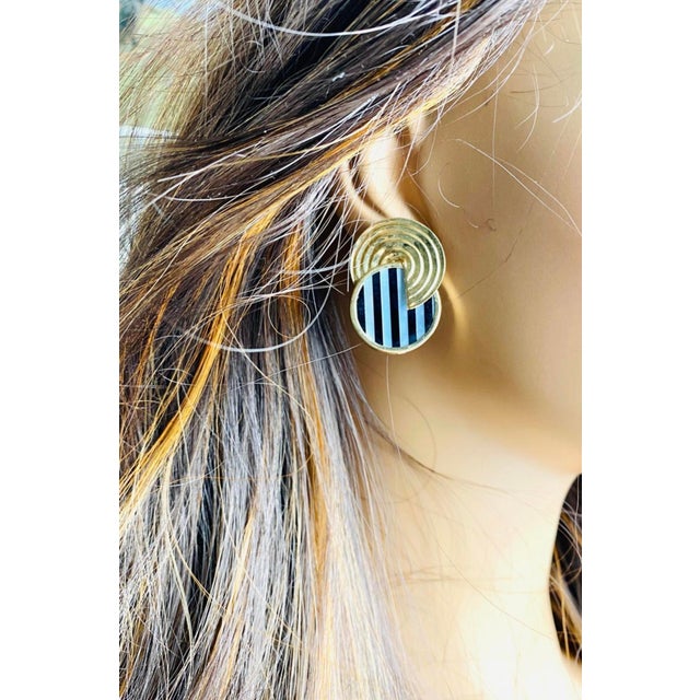 14k Yellow Gold Mother-of-Pearl, Black Onyx and Sodalite Vintage Stud Earrings, Pair For Sale In New York - Image 6 of 7