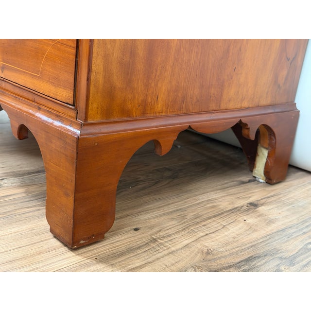 Brown Pennsylvania Federal Cherry Four-Drawer Chest With Satinwood String Inlay, Circa 1800–1820, Attributed For Sale - Image 8 of 13