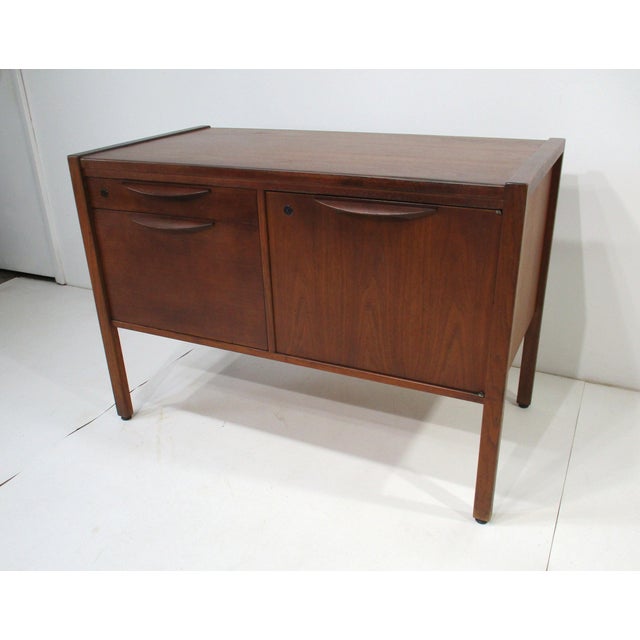 Mid-Century Modern Jens Risom Walnut Small Credenza in the Style of Herman Miller For Sale - Image 3 of 12