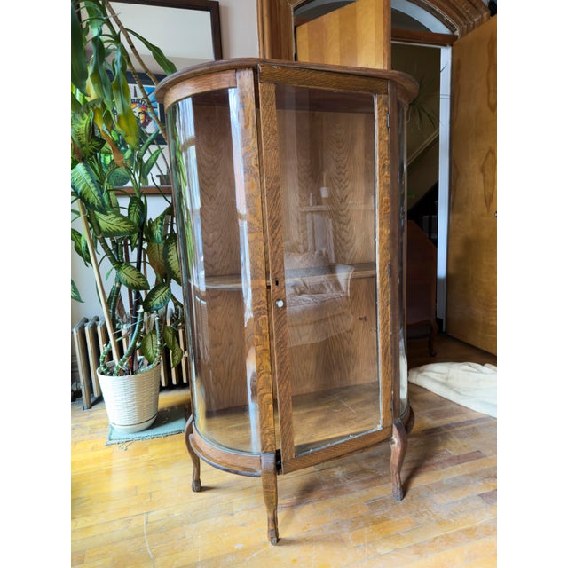 Antique American Oak Curved Glass China Cabinet, Late Victorian / Edwardian For Sale In New York - Image 6 of 10