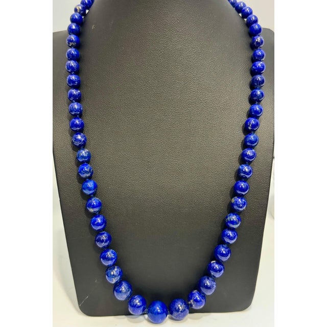 Vintage Graduating Lapis Lazuli Single Strand Necklace 14 Kt Yellow Gold Clasp For Sale - Image 9 of 18