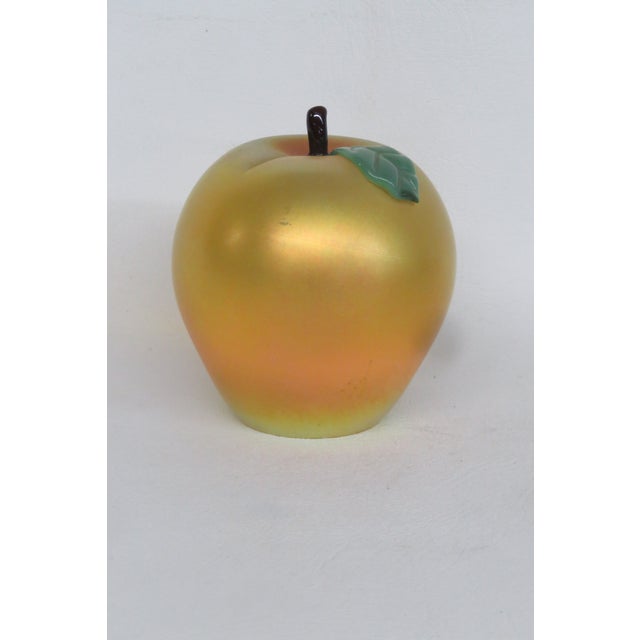 Figurative Orient and Flume Iridescent Gold Apple Paperweight P0184j3 Art Glass Fruit 4800b For Sale - Image 3 of 17