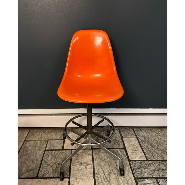 Vintage Herman Miller Eames Fiberglass Shell Chairs – Set of 3 – Orange, Yellow & Gray – Swivel Task Base For Sale In New York - Image 6 of 8