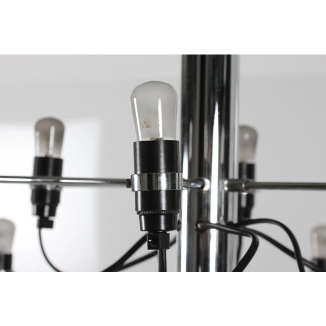 Flos Large 30 Armed Chrome Chandelier Model 2097 by Gino Sarfatti for Flos, 1980s For Sale - Image 4 of 7