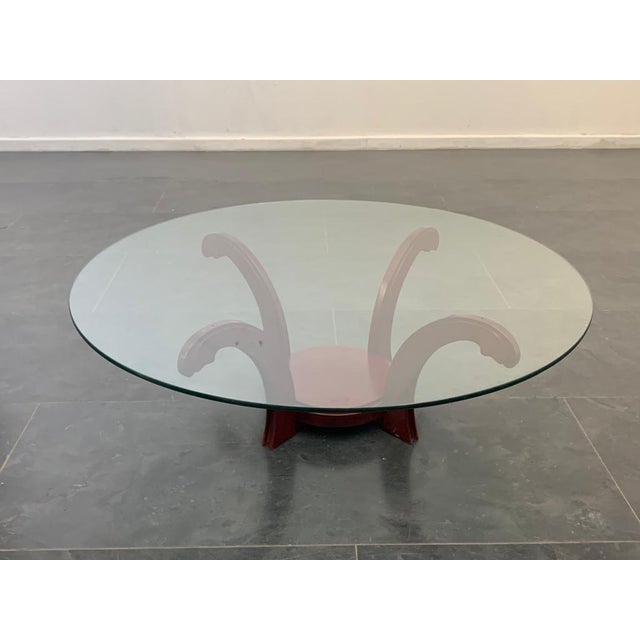 Circular mahogany coffee table with crystal, 1970s. The dimensions are: H. 36 cm x Ø 110 cm.
