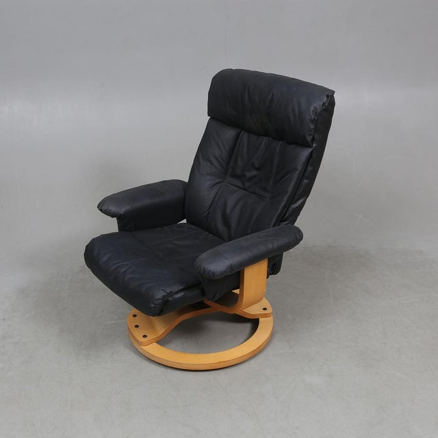 Set of Vintage Scandinavian Lounge Chair with Ottoman in Black Leather and Wood Frame, 1980s For Sale - Image 4 of 15