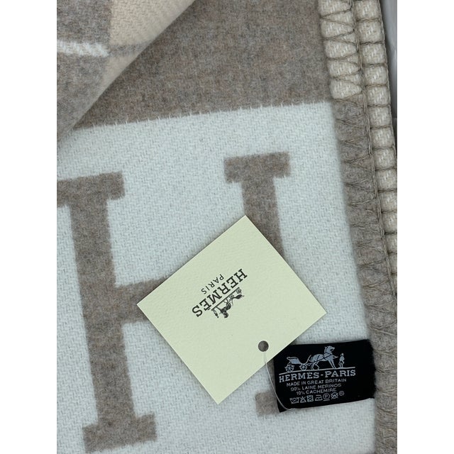 2020s Hermes Avalon III Throw With Tags For Sale - Image 5 of 5