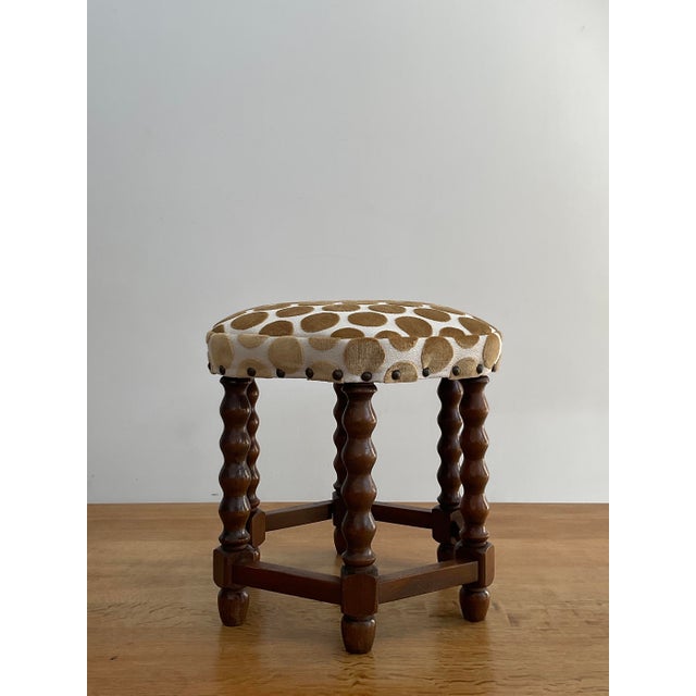 Elevate your seating area with this delightful vintage stool, featuring classic Danish craftsmanship and a whimsical...