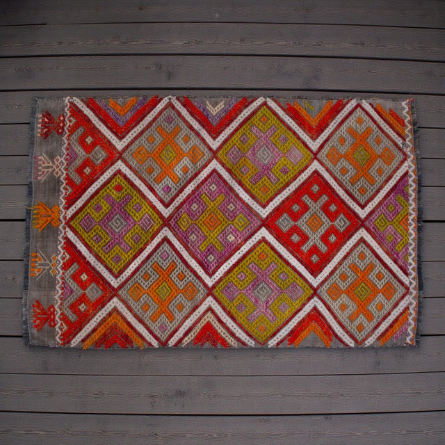 Offered is a hand-woven and braided small Turkish rug. Dimension: 18.9 x 29.5 inches Material : Wool on cotton. Origin:...