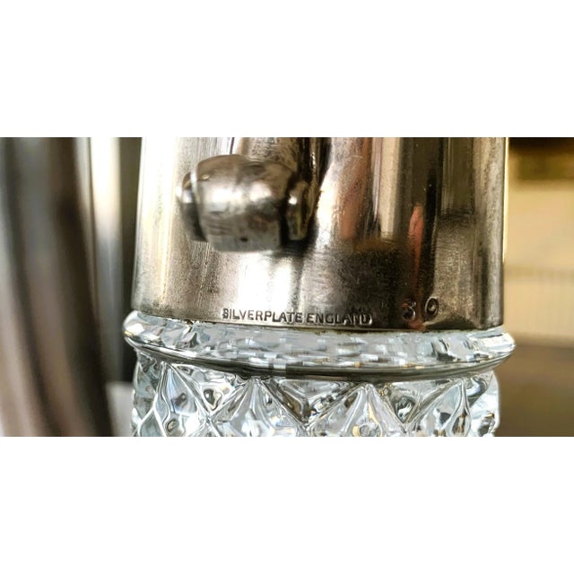 19th-century crystal decanter with silver-plated mounting, marked Silver Plate England 30. Height: 23 cm Diameter: 9 cm...