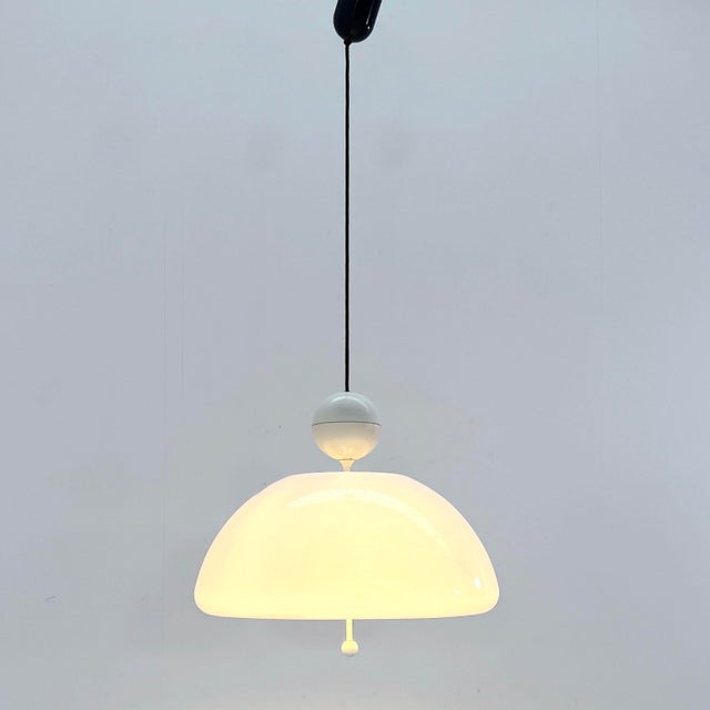 Mid-Century Modern White Saliscendi Pendant Light by Elio Martinelli for Martinelli Luce, 1970s For Sale - Image 3 of 9