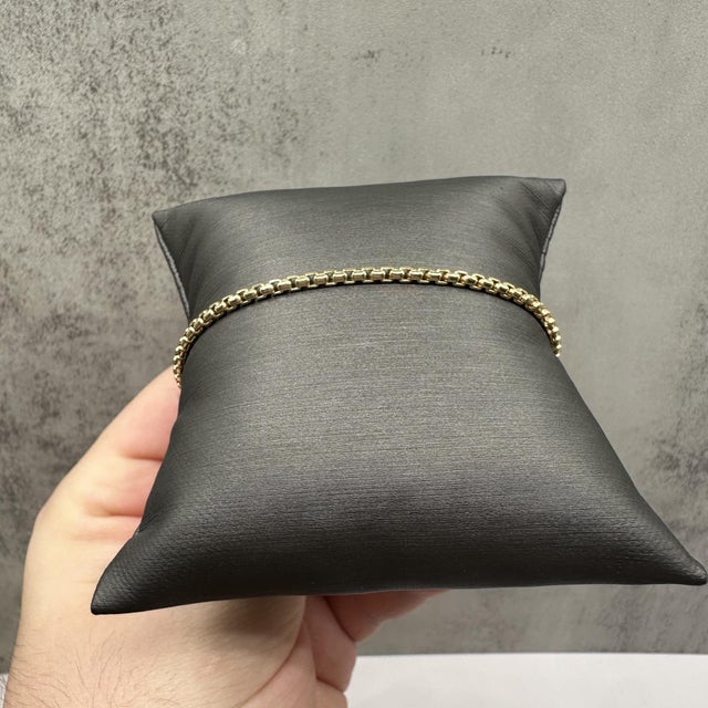 This 14kt yellow gold rounded box chain bracelet combines classic style with a sleek, modern look. Measuring 7.75 inches...